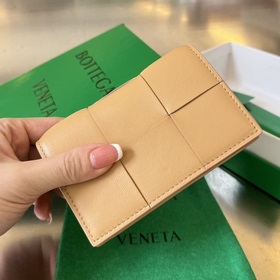 #Bv 新款大格編織名片夾。651396 這款大編織真的好簡約大氣，采用進口小羊