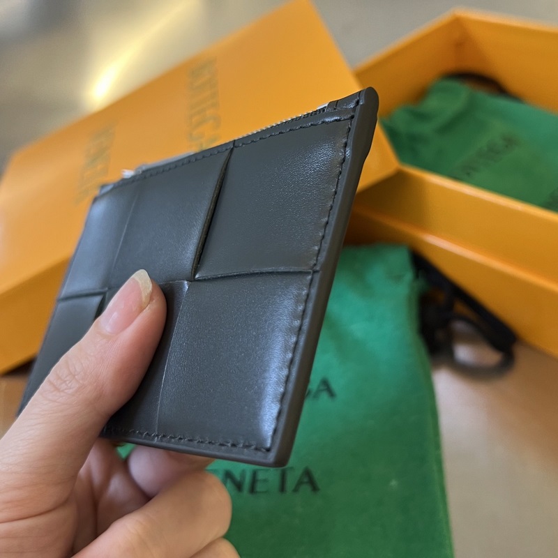 #BV 新款大編格卡包679843 簡簡單單精緻卡包 拉鍊設計可放零錢或者硬幣