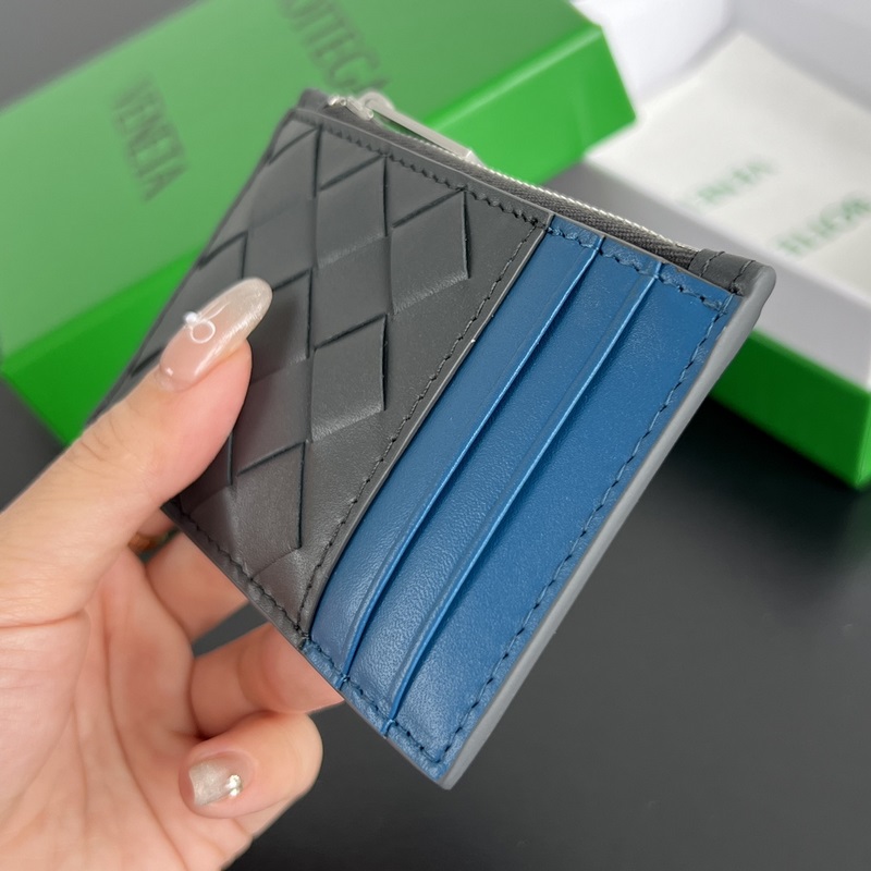 #BV 編織縫線拉鍊卡包 755985 牛皮編織與白色縫線結合，活潑不沉悶，經典