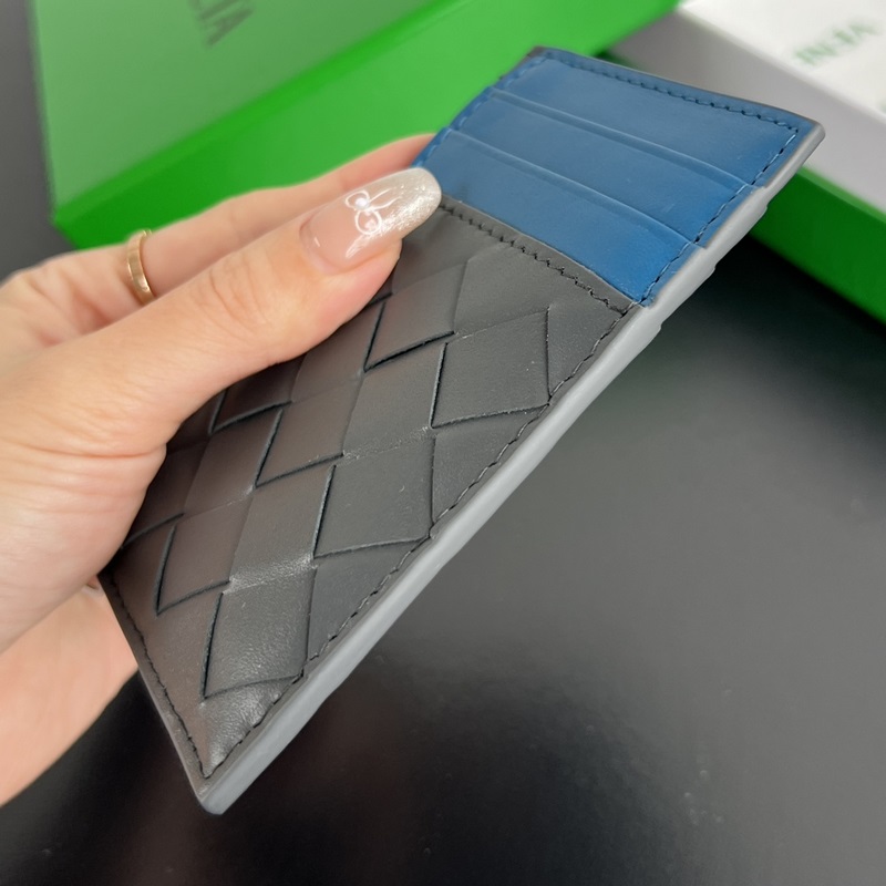 #BV 編織縫線拉鍊卡包 755985 牛皮編織與白色縫線結合，活潑不沉悶，經典