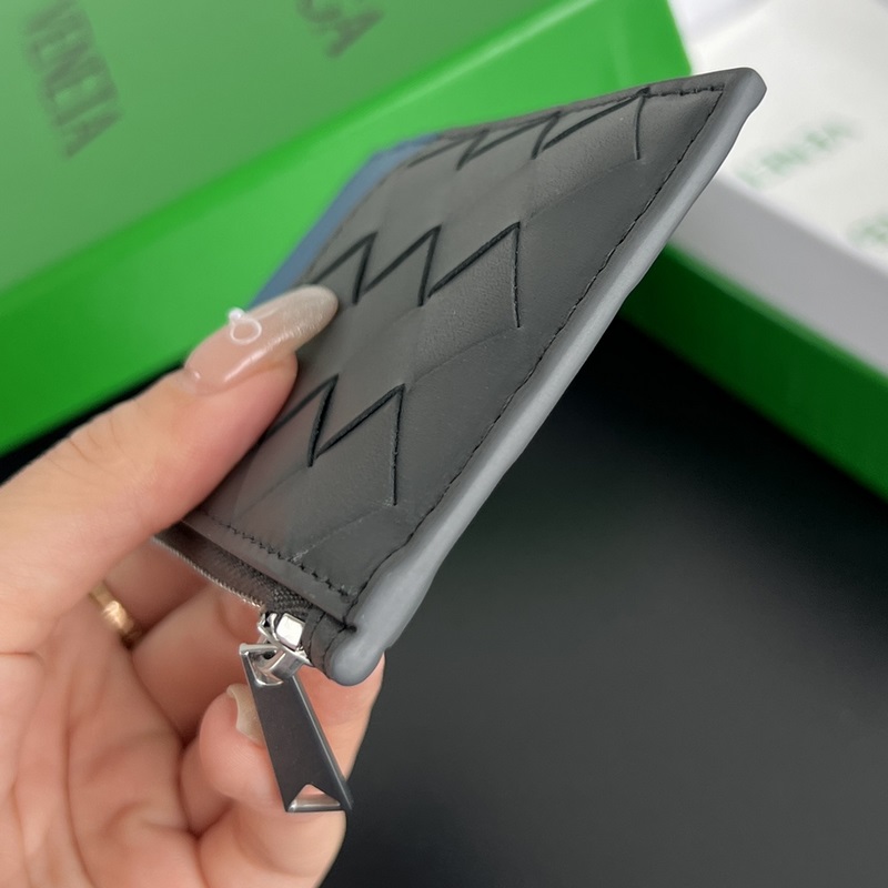 #BV 編織縫線拉鍊卡包 755985 牛皮編織與白色縫線結合，活潑不沉悶，經典