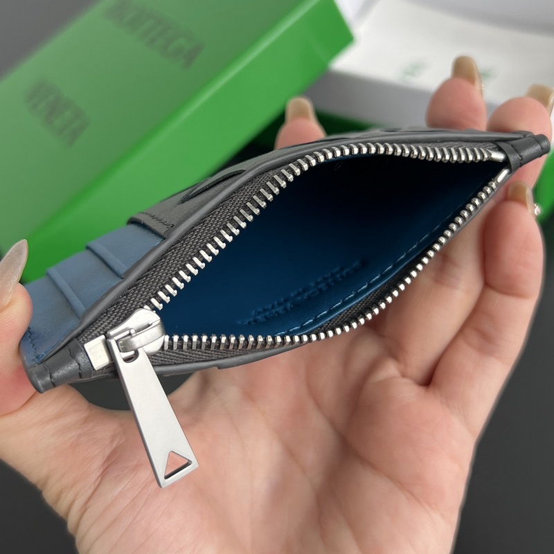 #BV 編織縫線拉鍊卡包 755985 牛皮編織與白色縫線結合，活潑不沉悶，經典