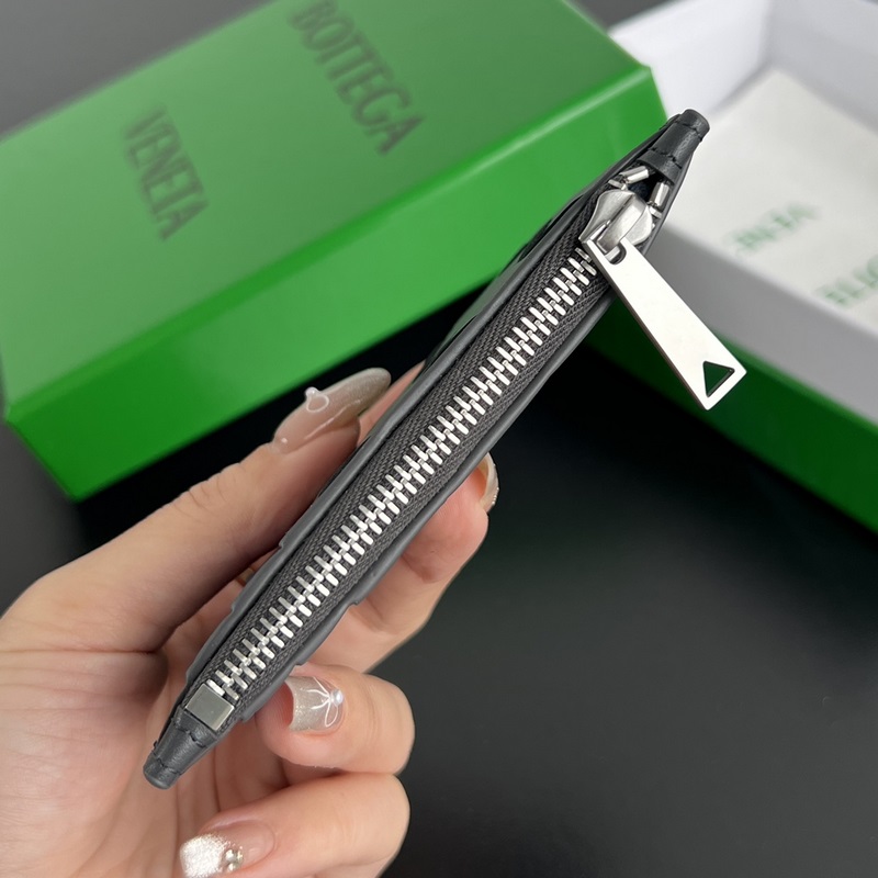 #BV 編織縫線拉鍊卡包 755985 牛皮編織與白色縫線結合，活潑不沉悶，經典