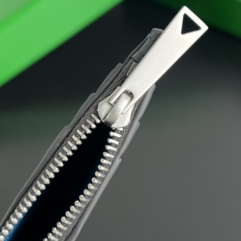 #BV 編織縫線拉鍊卡包 755985 牛皮編織與白色縫線結合，活潑不沉悶，經典