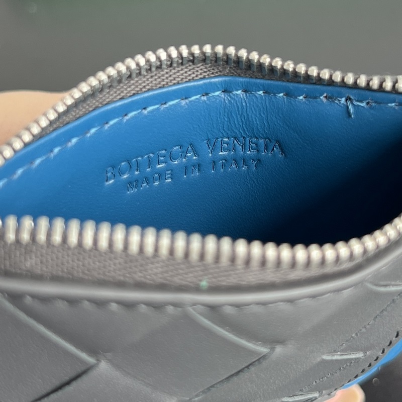 #BV 編織縫線拉鍊卡包 755985 牛皮編織與白色縫線結合，活潑不沉悶，經典