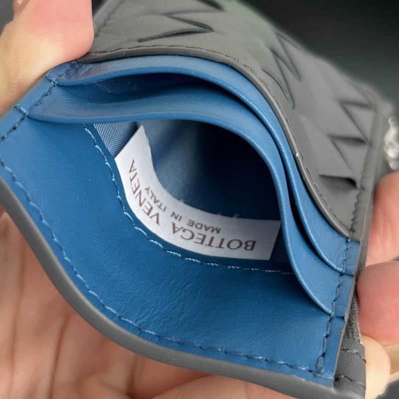 #BV 編織縫線拉鍊卡包 755985 牛皮編織與白色縫線結合，活潑不沉悶，經典