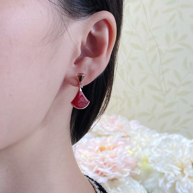 寶格麗 天然石 白貝扇形 貝殼裙子耳釘。又是一款讓人把持不住的耳釘，外形柔美純粹