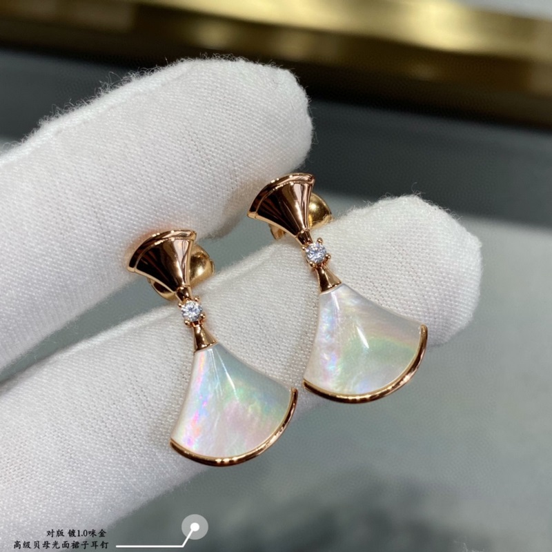 寶格麗 天然石 白貝扇形 貝殼裙子耳釘。又是一款讓人把持不住的耳釘，外形柔美純粹