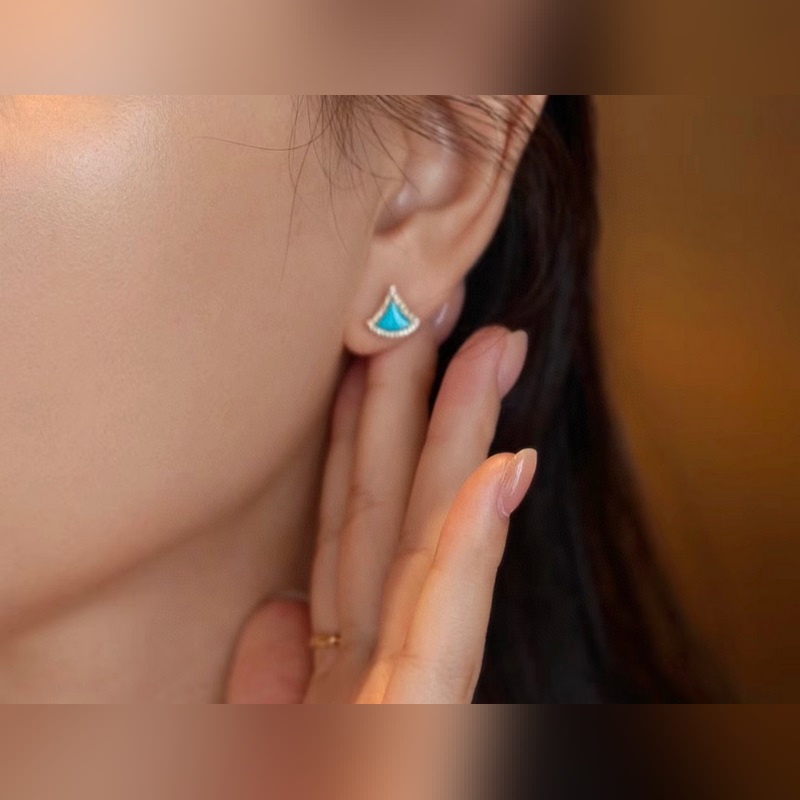 V金材質(zhì)  寶格麗七夕綠松石裙子耳釘，十足的女性魅力 禮贊意大利式的極緻優(yōu)雅 高