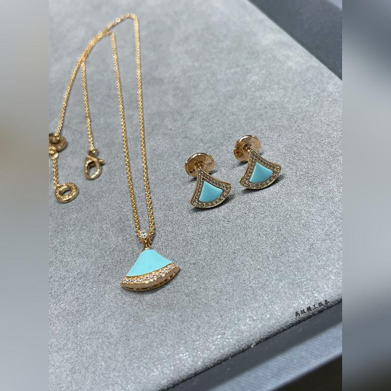 V金材質(zhì)  寶格麗七夕綠松石裙子耳釘，十足的女性魅力 禮贊意大利式的極緻優(yōu)雅 高