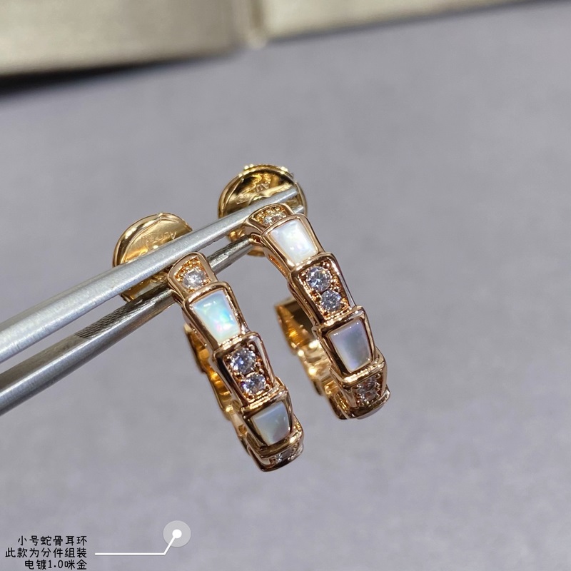 （分件組裝）V金材質(zhì)。天然白貝母  天然孔雀綠5140290。寶格麗精工小號 貝