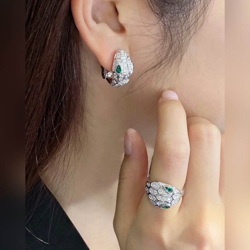 亞金 寶格麗綠眼睛多多蛇耳環(huán)，鑲嵌祖母綠飾以密鑲鑽石 蛇作為性感與美麗的象征 這