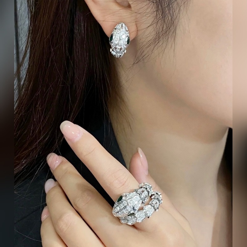 亞金 寶格麗綠眼睛多多蛇耳環(huán)，鑲嵌祖母綠飾以密鑲鑽石 蛇作為性感與美麗的象征 這