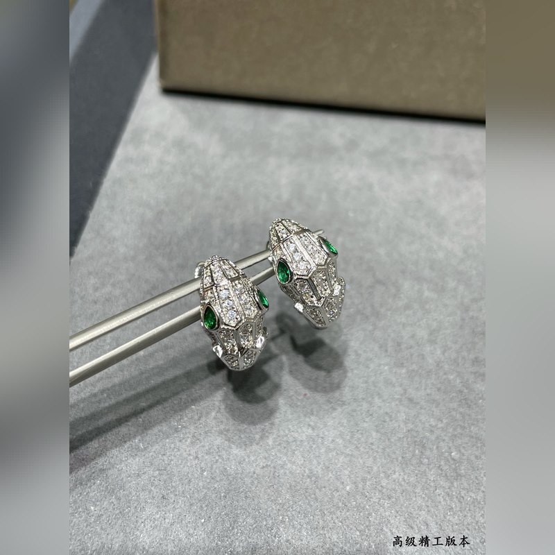 亞金 寶格麗綠眼睛多多蛇耳環(huán)，鑲嵌祖母綠飾以密鑲鑽石 蛇作為性感與美麗的象征 這