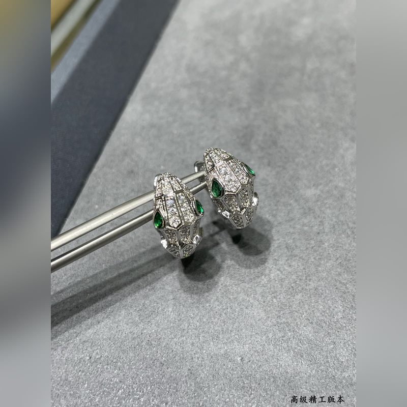 亞金 寶格麗綠眼睛多多蛇耳環(huán)，鑲嵌祖母綠飾以密鑲鑽石 蛇作為性感與美麗的象征 這