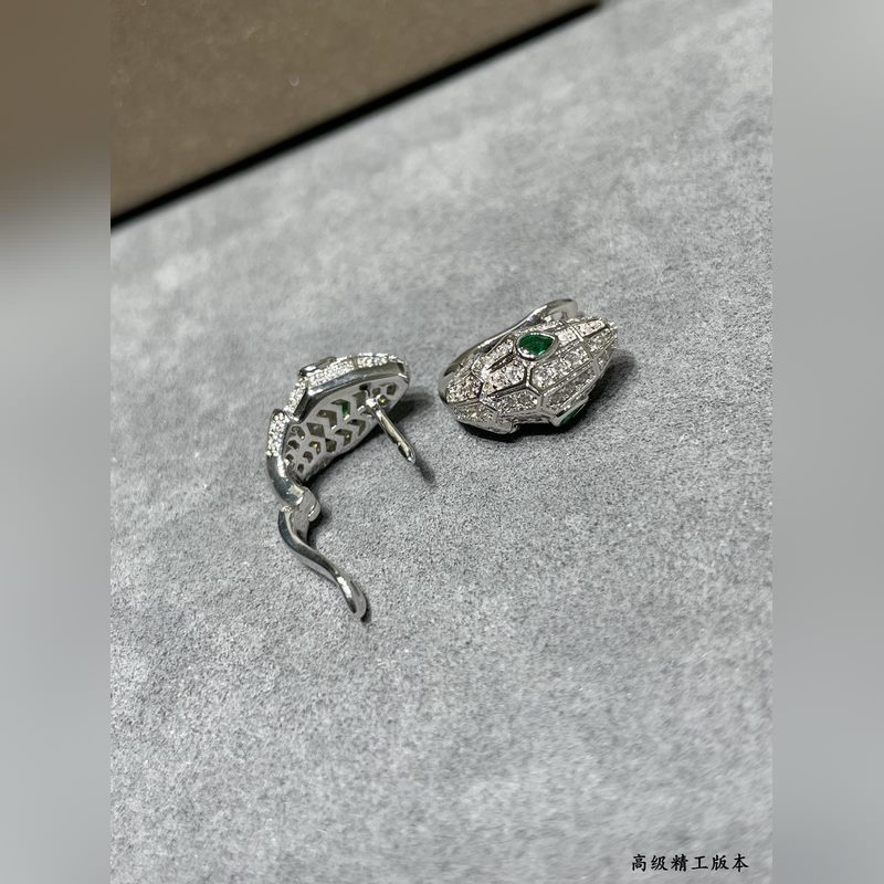 亞金 寶格麗綠眼睛多多蛇耳環(huán)，鑲嵌祖母綠飾以密鑲鑽石 蛇作為性感與美麗的象征 這
