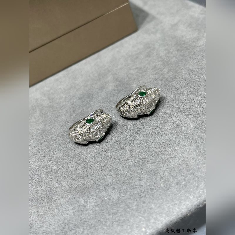亞金 寶格麗綠眼睛多多蛇耳環(huán)，鑲嵌祖母綠飾以密鑲鑽石 蛇作為性感與美麗的象征 這