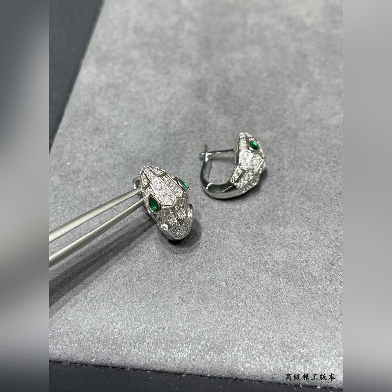 亞金 寶格麗綠眼睛多多蛇耳環(huán)，鑲嵌祖母綠飾以密鑲鑽石 蛇作為性感與美麗的象征 這