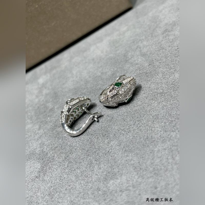 亞金 寶格麗綠眼睛多多蛇耳環(huán)，鑲嵌祖母綠飾以密鑲鑽石 蛇作為性感與美麗的象征 這