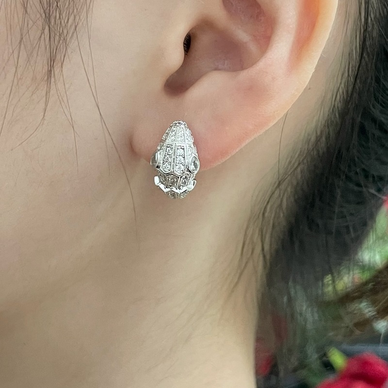 亞金 寶格麗白眼睛多多蛇耳環，蛇作為性感與美麗的象征 這種圖騰可追溯到古希臘和羅