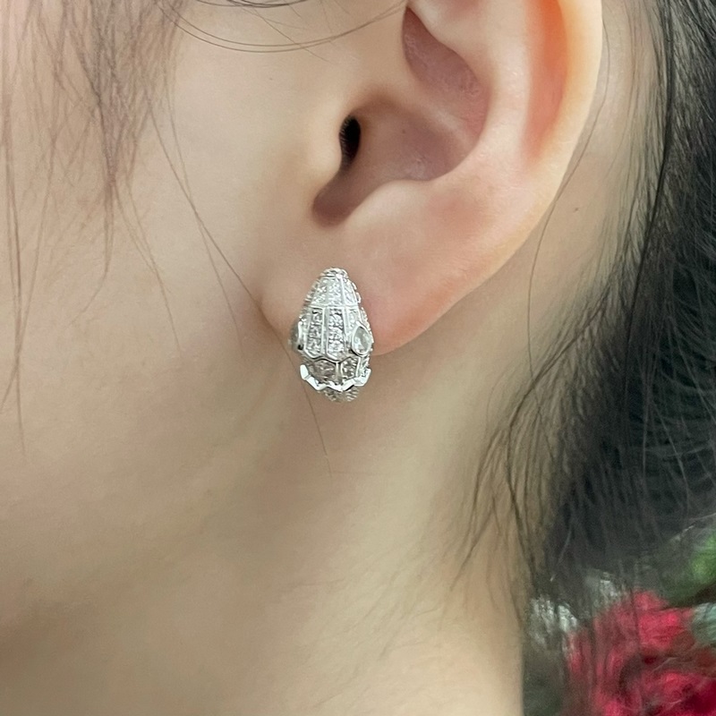 亞金 寶格麗白眼睛多多蛇耳環，蛇作為性感與美麗的象征 這種圖騰可追溯到古希臘和羅