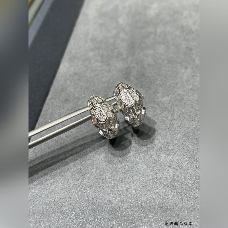 亞金 寶格麗白眼睛多多蛇耳環，蛇作為性感與美麗的象征 這種圖騰可追溯到古希臘和羅