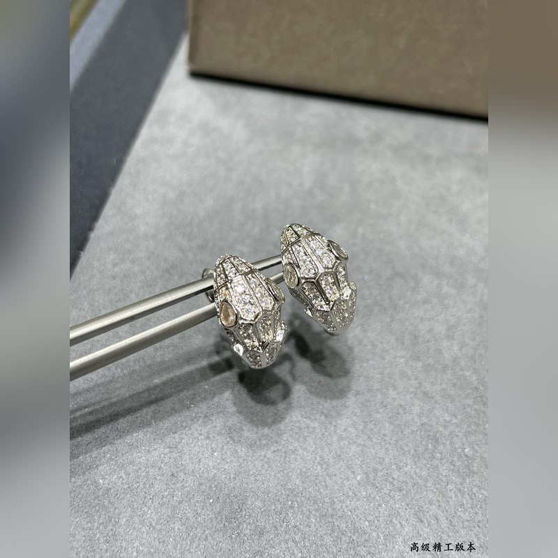 亞金 寶格麗白眼睛多多蛇耳環，蛇作為性感與美麗的象征 這種圖騰可追溯到古希臘和羅