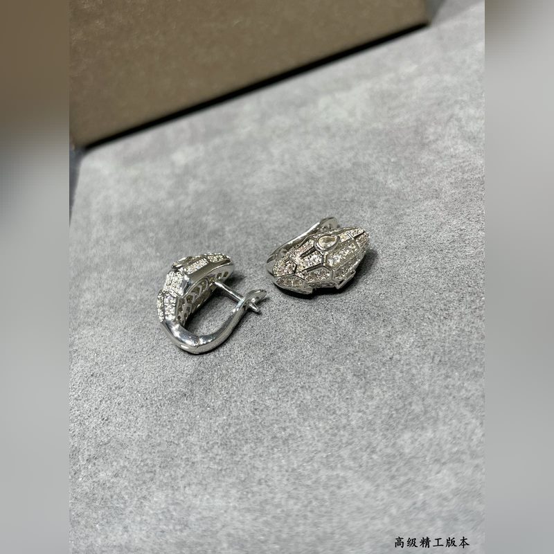 亞金 寶格麗白眼睛多多蛇耳環，蛇作為性感與美麗的象征 這種圖騰可追溯到古希臘和羅