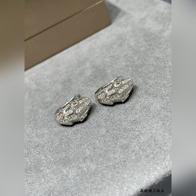 亞金 寶格麗白眼睛多多蛇耳環，蛇作為性感與美麗的象征 這種圖騰可追溯到古希臘和羅