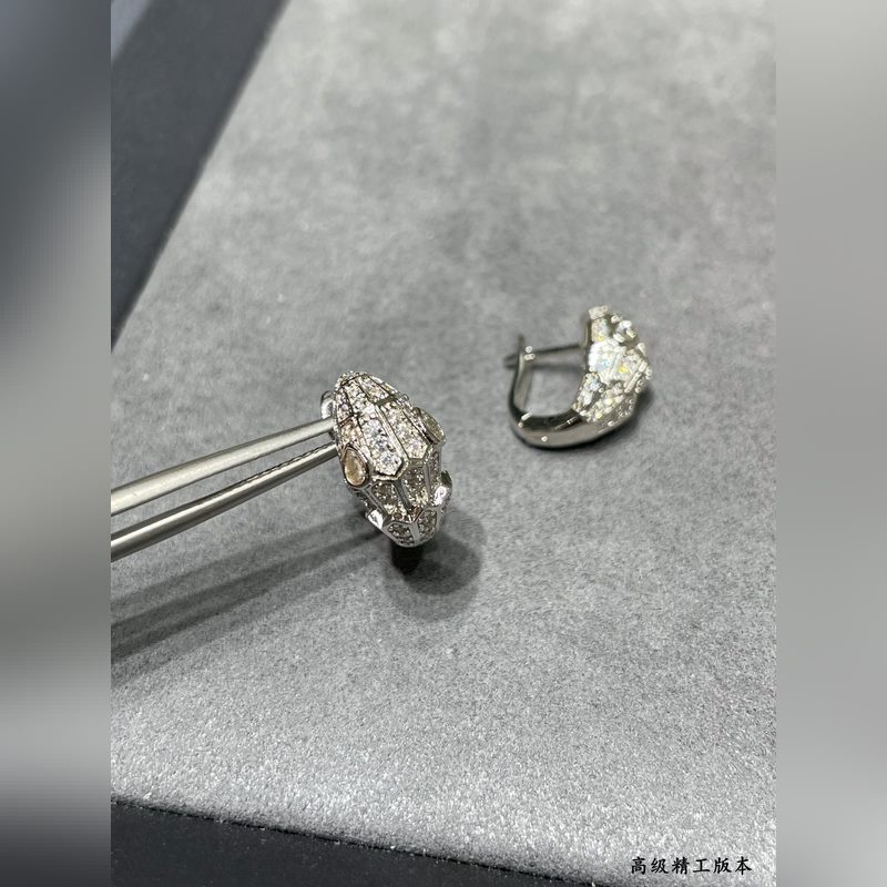 亞金 寶格麗白眼睛多多蛇耳環，蛇作為性感與美麗的象征 這種圖騰可追溯到古希臘和羅