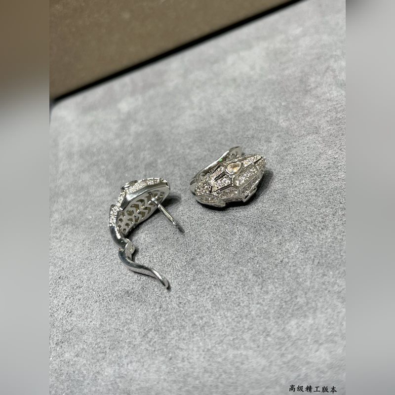 亞金 寶格麗白眼睛多多蛇耳環，蛇作為性感與美麗的象征 這種圖騰可追溯到古希臘和羅