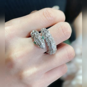 亞金 寶格麗多多蛇戒指 鑲嵌祖母綠 ，白鋯石 飾以密鑲鑽石 蛇作為性感與美麗的象
