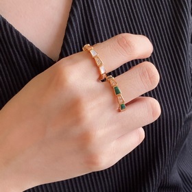 寶格麗窄版天然孔雀石蛇戒指 細膩妖嬈的線條設計，飾以明亮鑽石 讓霸氣也可以有女人