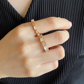 BVLGARI寶格麗寬版高級貝母蛇戒指 細膩妖嬈的線條設計，飾以明亮鑽石 讓霸氣