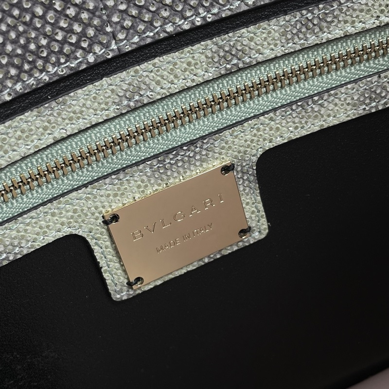 Bvlgari 2019年最新限量款-水蛇皮蛇頭包包首發上市 這款皮的質感非常的