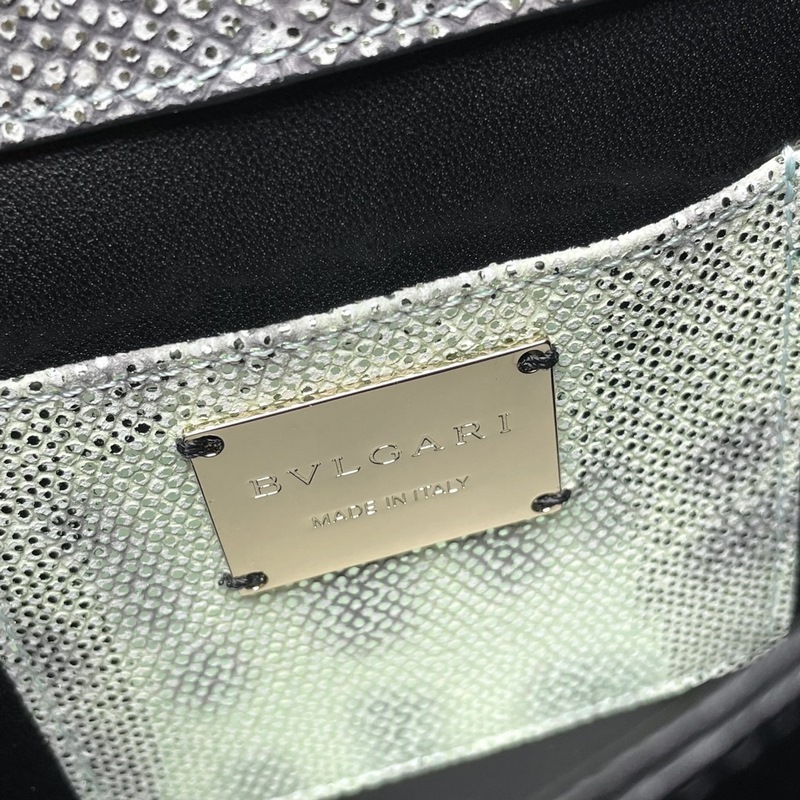 Bvlgari 2019年最新限量款-水蛇皮蛇頭包包首發上市 這款皮的質感非常的