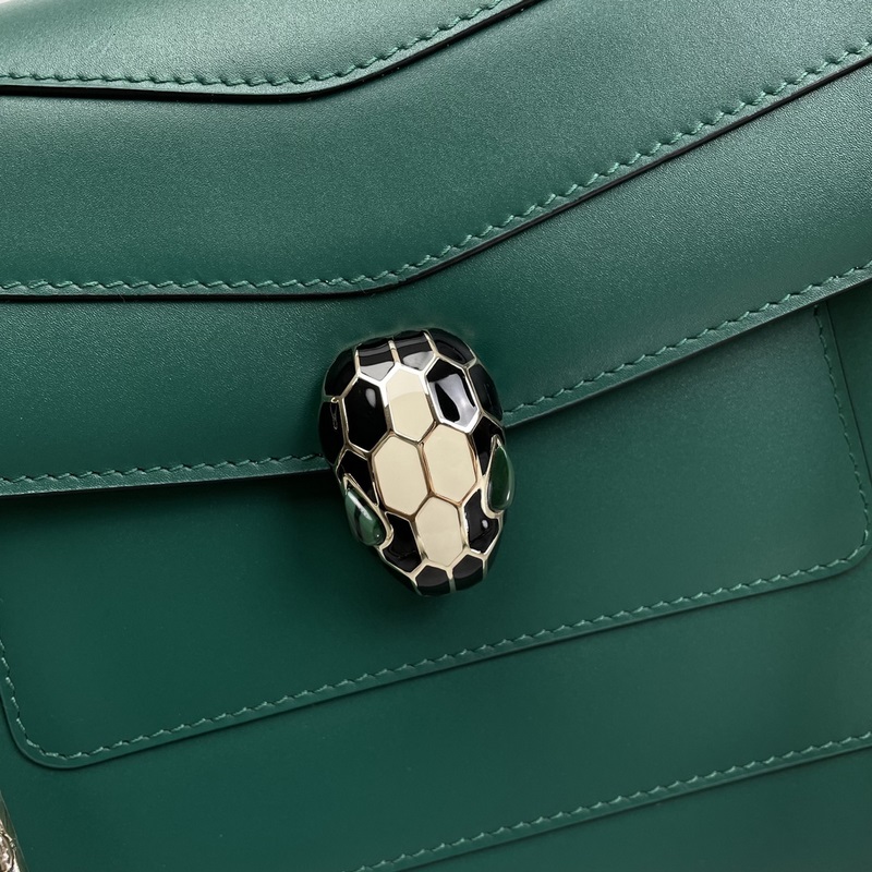 Bvlgar， 升級版牛皮 皮質柔軟細膩 靈感源于自然 賦予都是女性撫媚和時尚之