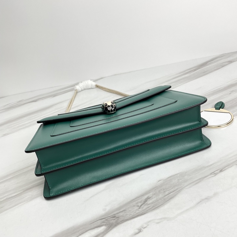 Bvlgar， 升級版牛皮 皮質柔軟細膩 靈感源于自然 賦予都是女性撫媚和時尚之