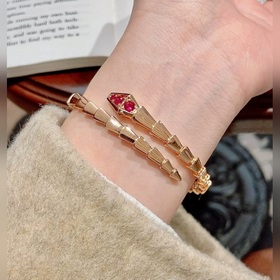 寶格麗高級粉鑽頭尾蛇手鐲 真香系列... 實物簡單大方 比滿鑽的價格美麗 做工精