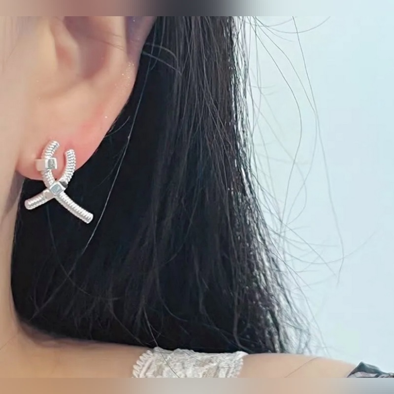 V金鍍咪金 9670210 卡地亞交叉螺絲耳釘，Cartier 經典螺絲設計JU