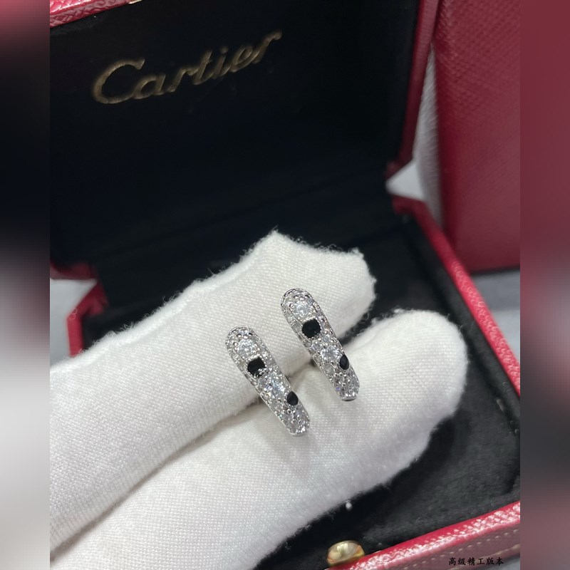 V金材質 7670190 卡地亞U形斑點耳夾，每個産品老師傅精雕細刻 呈現出最完