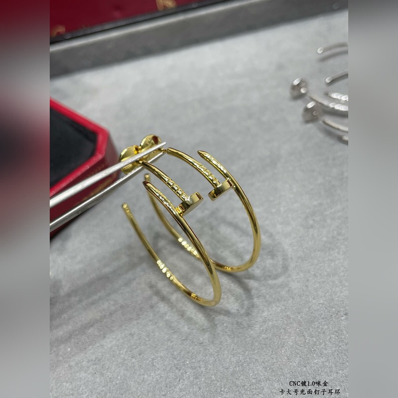 V金材質 9640240 卡地亞 CNC大號光面釘子耳環 ，按照18K真金貨打造