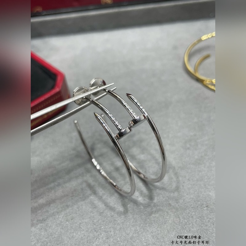 V金材質 9640240 卡地亞 CNC大號光面釘子耳環 ，按照18K真金貨打造