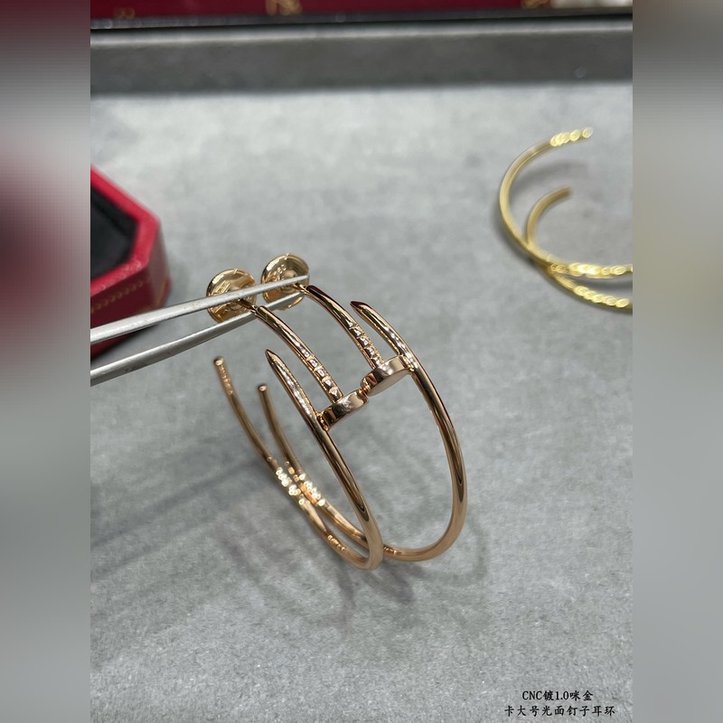V金材質 9640240 卡地亞 CNC大號光面釘子耳環 ，按照18K真金貨打造