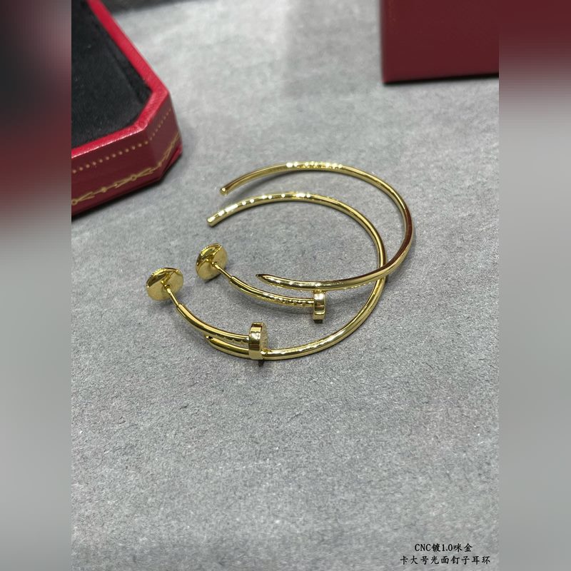 V金材質 9640240 卡地亞 CNC大號光面釘子耳環 ，按照18K真金貨打造