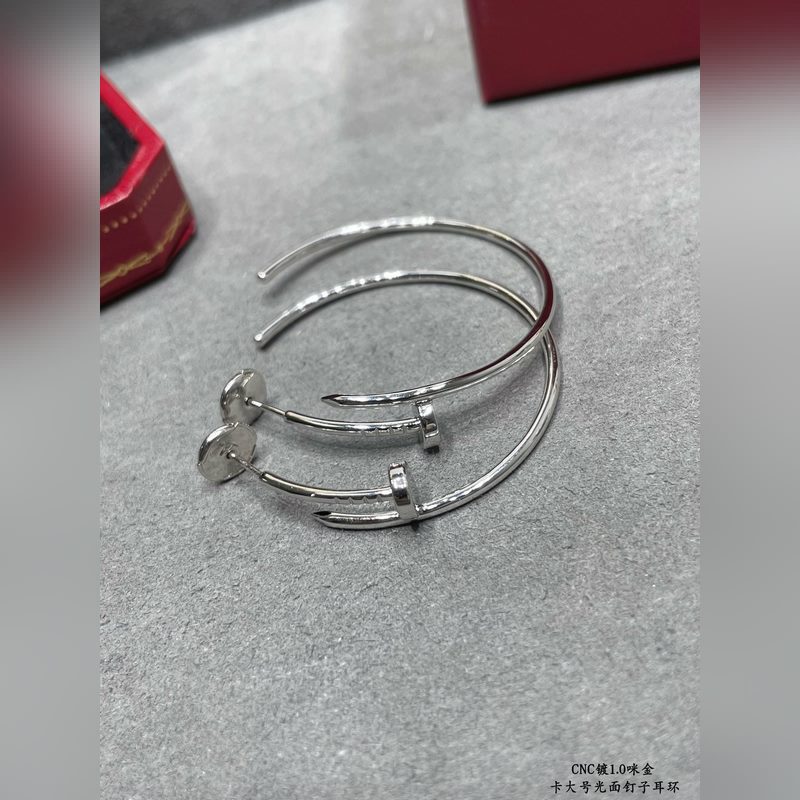 V金材質 9640240 卡地亞 CNC大號光面釘子耳環 ，按照18K真金貨打造