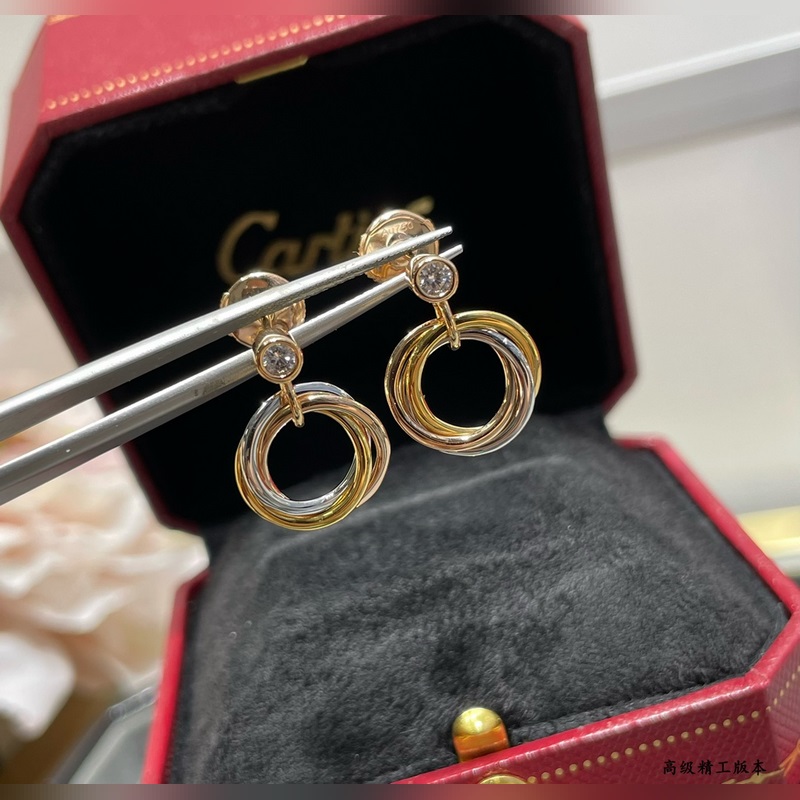 V金材質(zhì) 8060180 卡地亞三環(huán)耳環(huán)，又一款經(jīng)典，環(huán)抱鑲嵌 完美詮釋對稱美學(xué)
