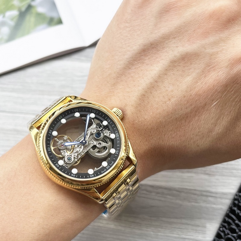 藍(lán)氣球系列 震撼上市【最新】：卡地亞 鏤空設(shè)計(jì)【類型】：精品男士腕錶【錶帶