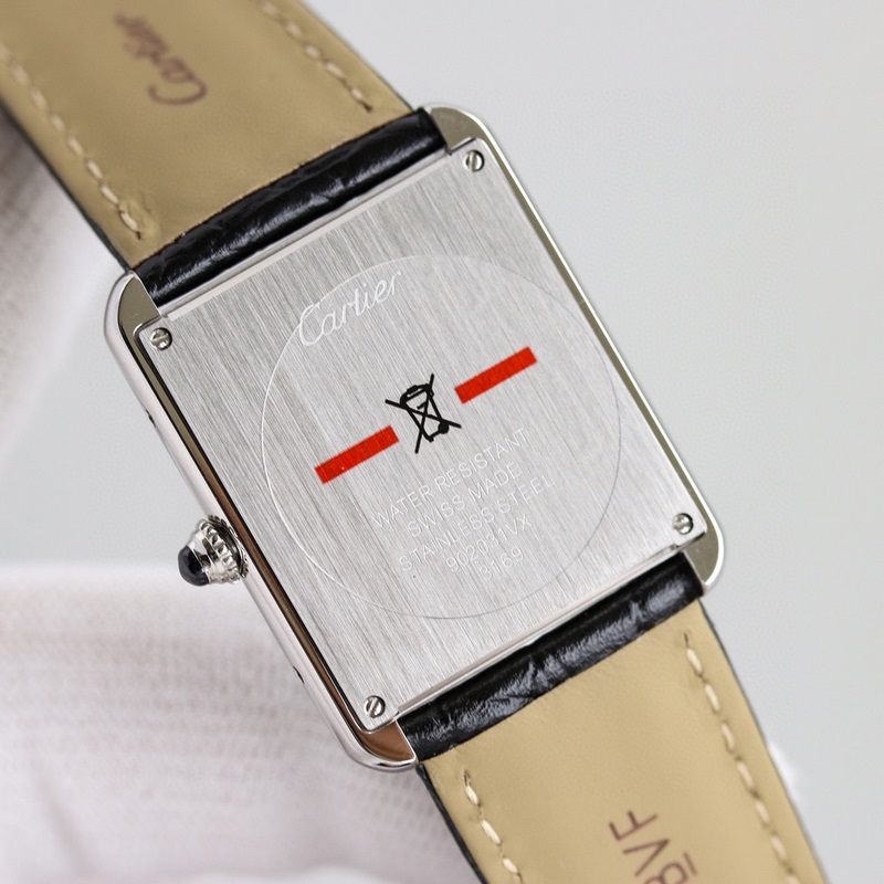 卡地亞坦克W5200003與W5200005兩款型號(hào)同時(shí)發(fā)布，情侶手錶大號(hào)小號(hào)，