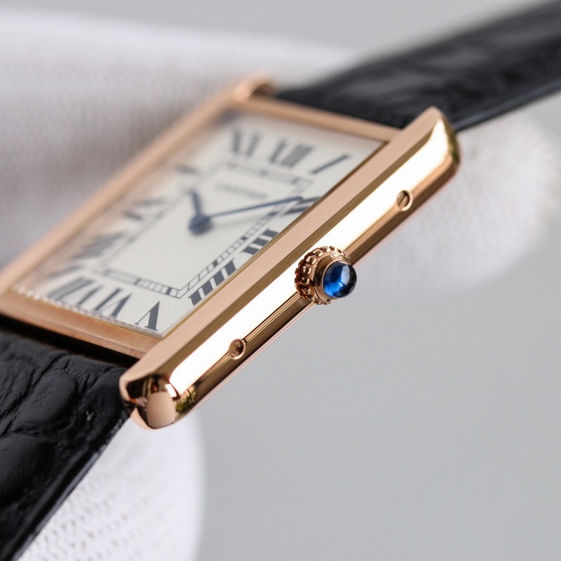 卡地亞坦克W5200003與W5200005兩款型號同時發布，情侶手錶大號小號，